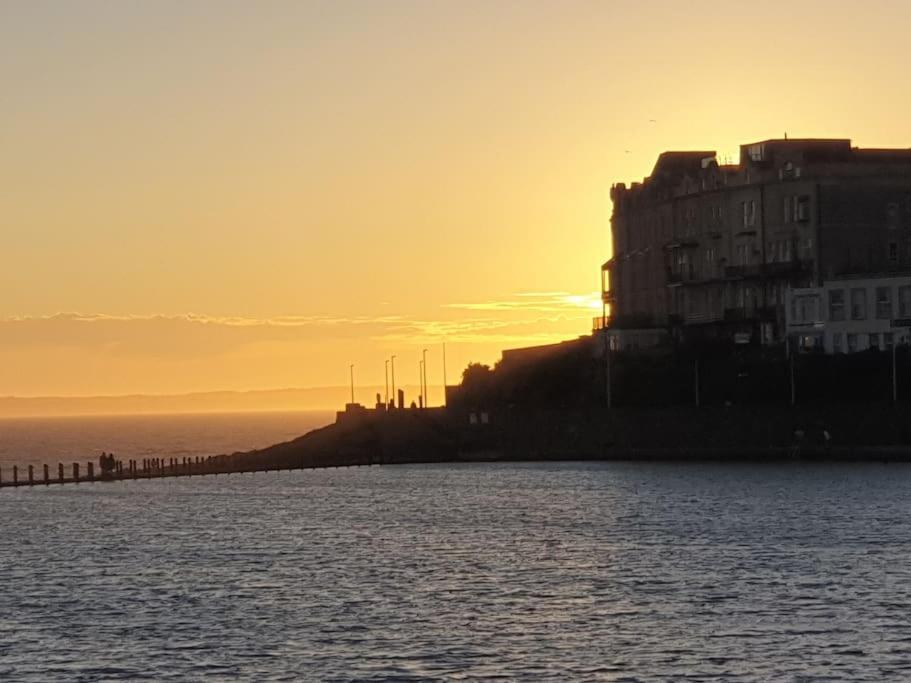Modern Apartment With Stunning Sea View Weston-super-Mare Exteriör bild