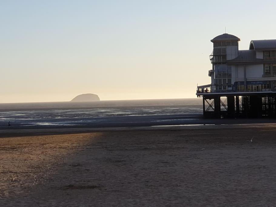 Modern Apartment With Stunning Sea View Weston-super-Mare Exteriör bild