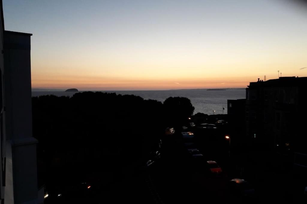 Modern Apartment With Stunning Sea View Weston-super-Mare Exteriör bild